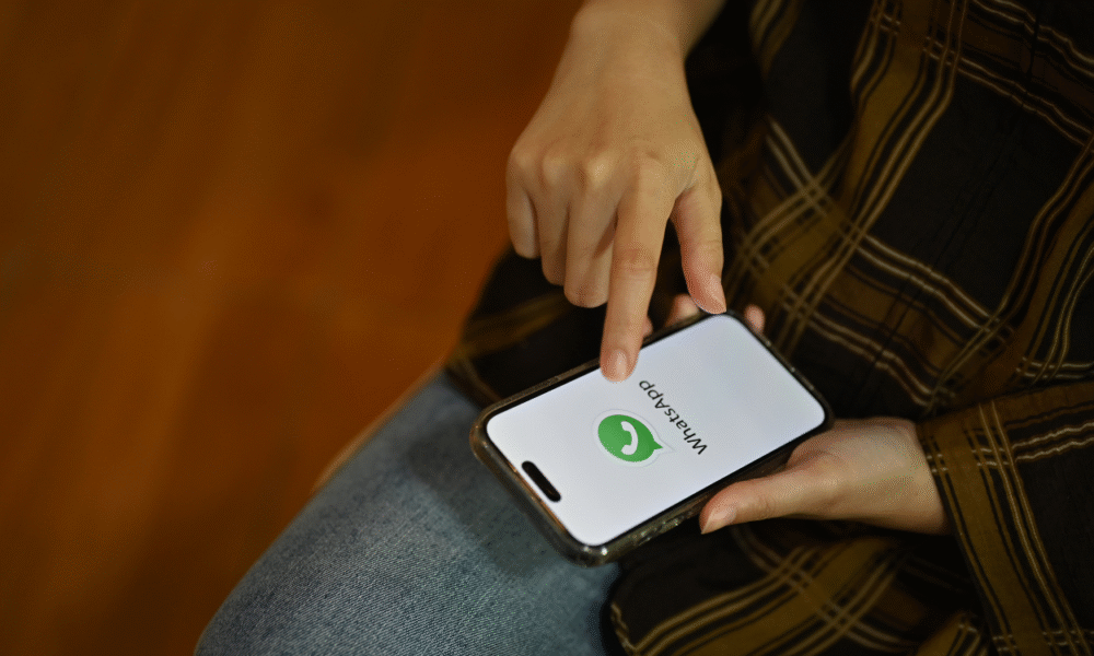 Pengguna whatsapp kini bisa 'react' pakai stiker