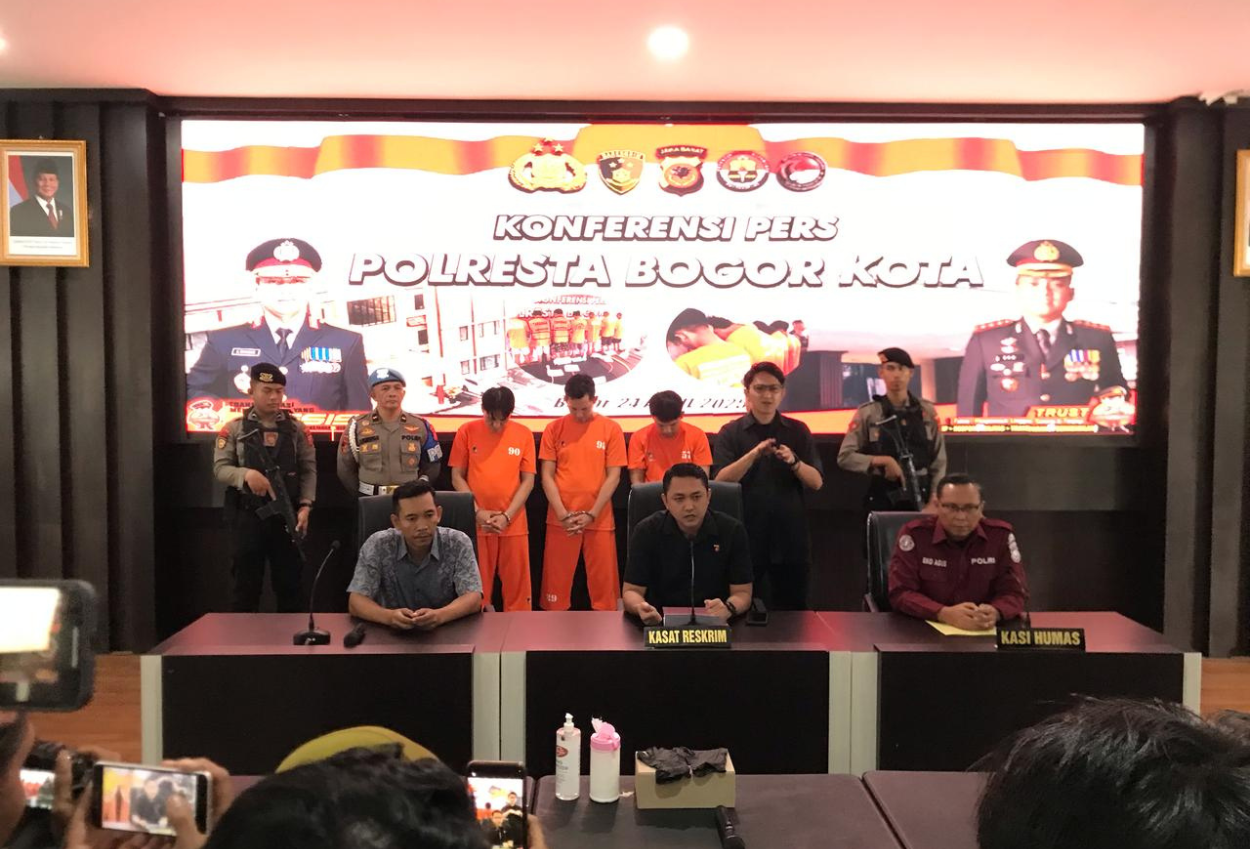 Penipuan modus tukar atm di bogor, polisi amankan tiga pelaku dan puluhan kartu (1)