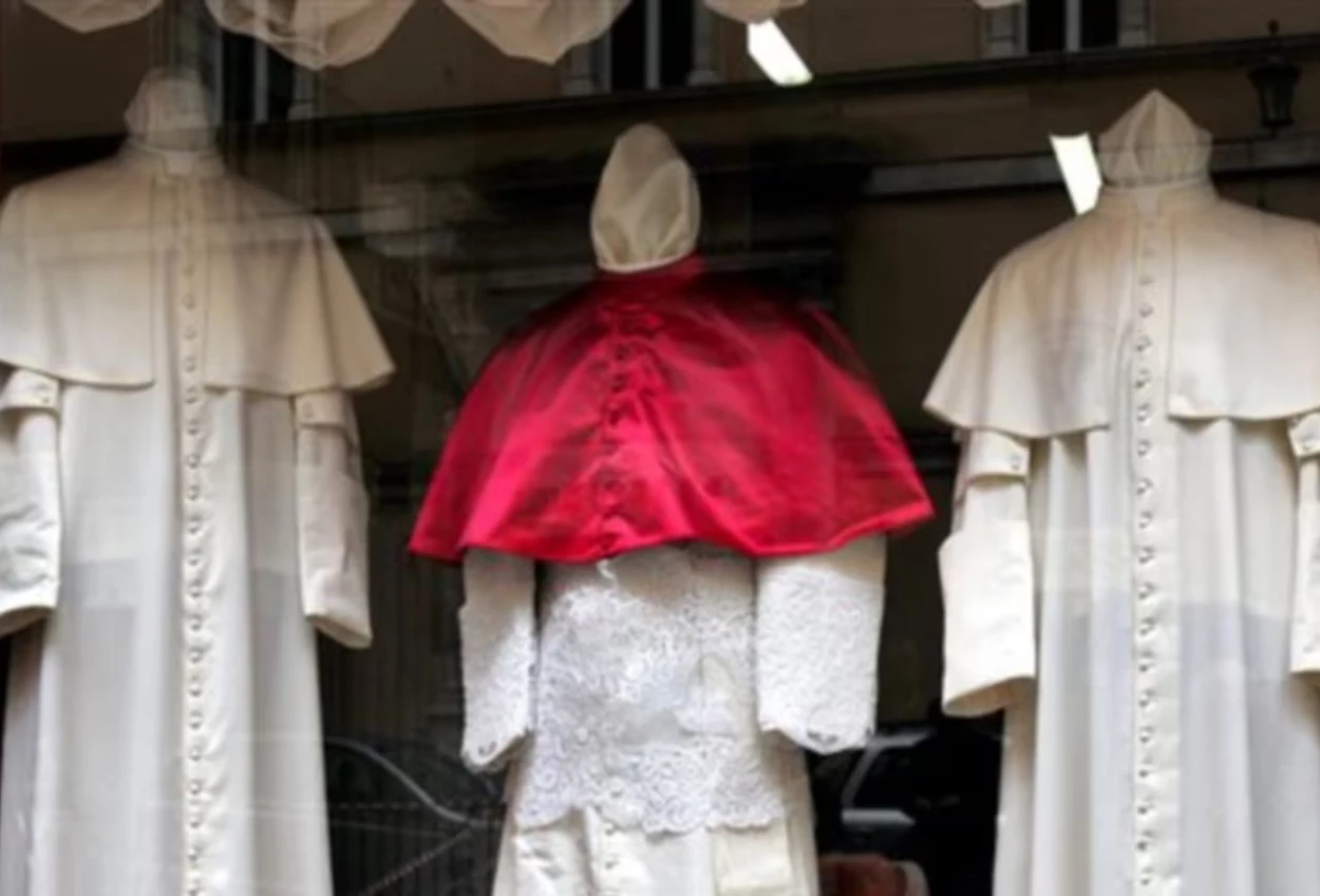 Penjahit italia siapkan jubah baru jelang pemilihan paus