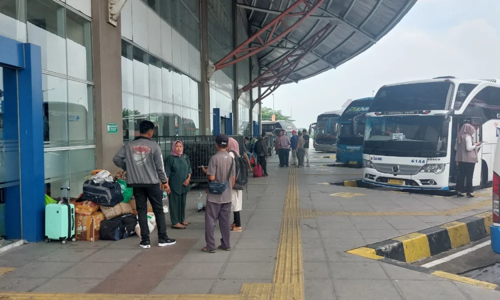 Penumpang arus balik di pulogebang didominasi warga jawa timur dan tengah