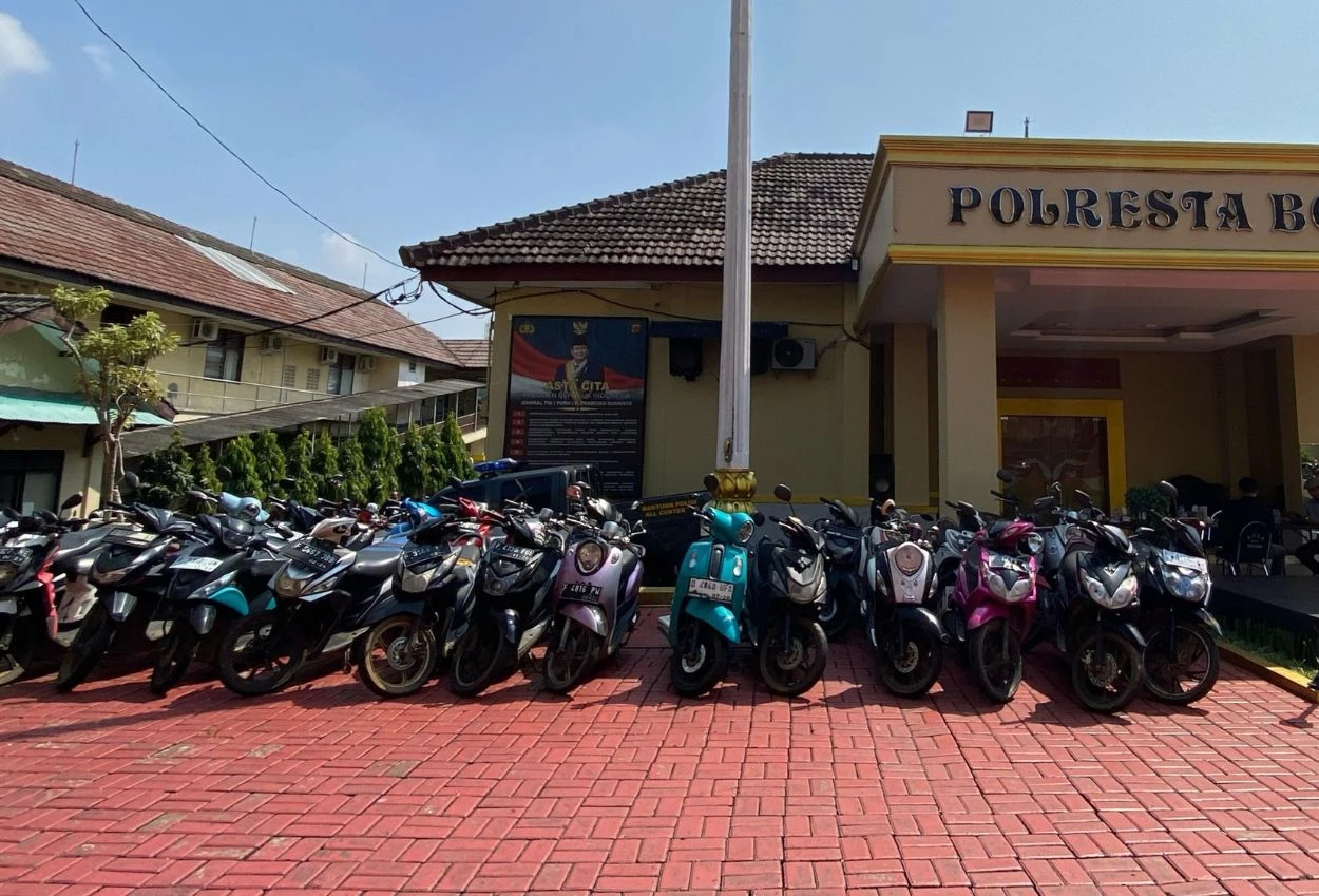 Polisi di bogor kota gerebek tempat penampungan motor yang diduga hasil debt collector