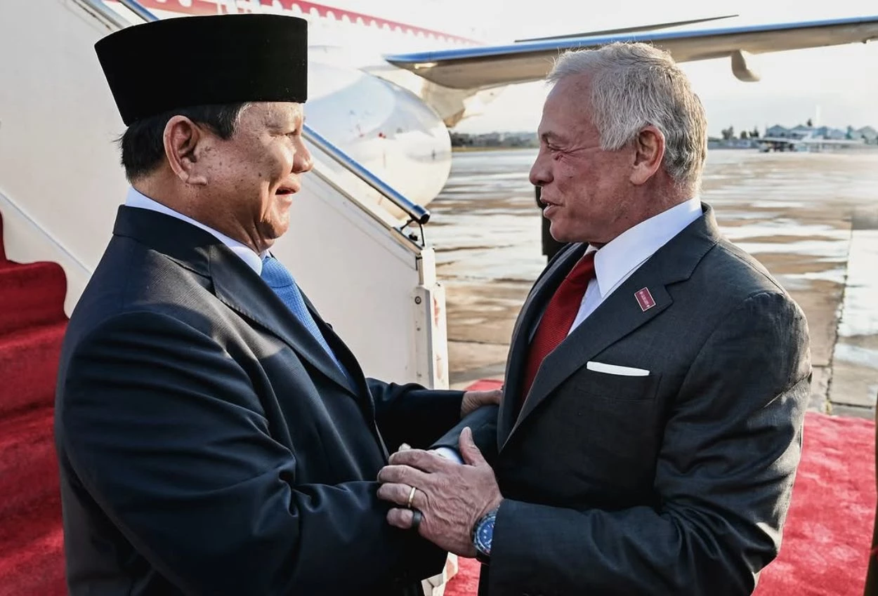 Prabowo subianto tiba di yordania, disambut langsung raja abdullah ii