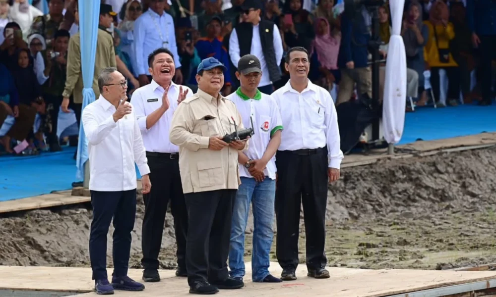 Presiden prabowo tebar benih padi gunakan drone pertanian di sumatra selatan