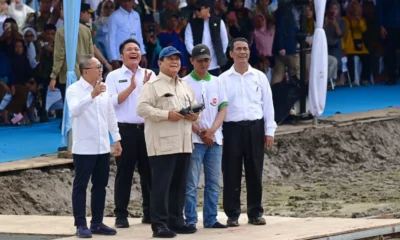 Presiden prabowo tebar benih padi gunakan drone pertanian di sumatra selatan