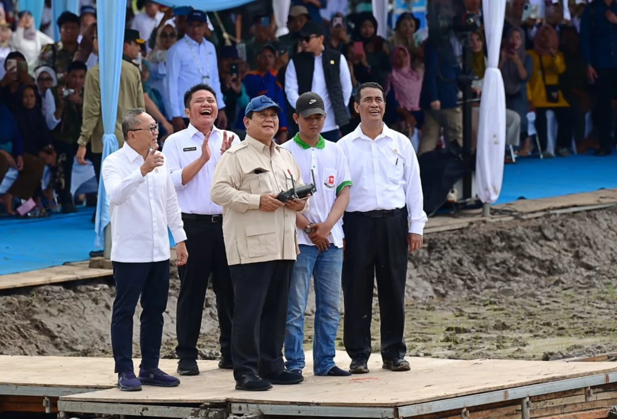 Presiden prabowo tebar benih padi gunakan drone pertanian di sumatra selatan
