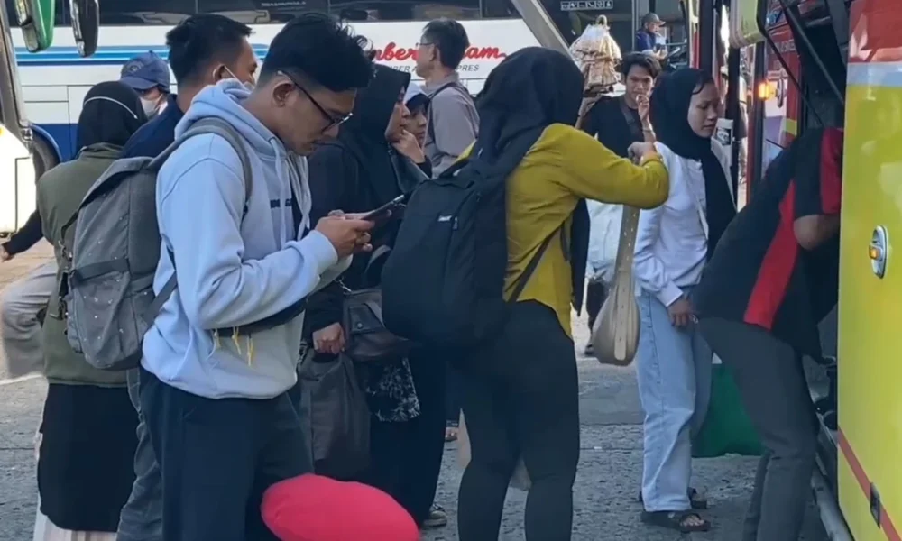 Ribuan pemudik tiba di terminal kalideres hari ini, dominasi dari sumatra dan jawa