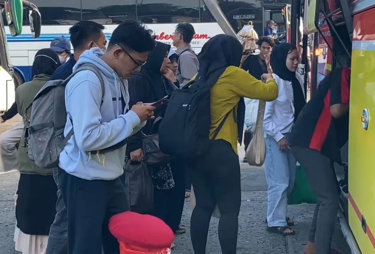 Ribuan pemudik tiba di terminal kalideres hari ini, dominasi dari sumatra dan jawa