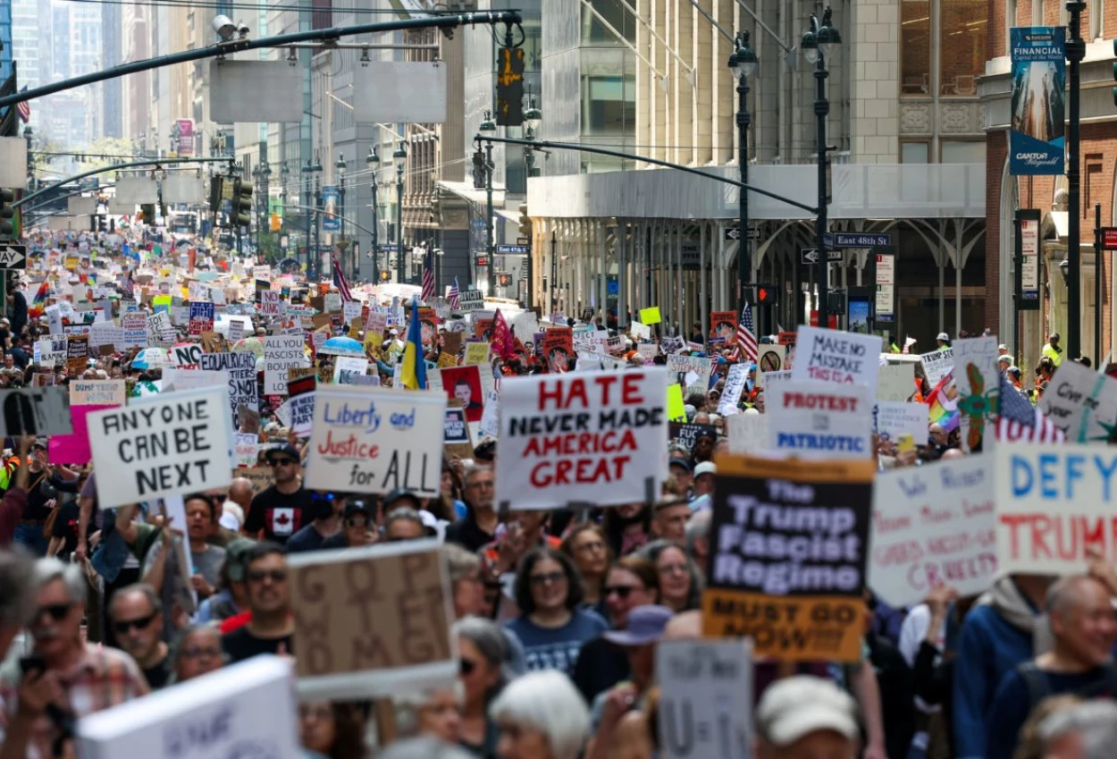 Ribuan warga as gelar aksi protes terhadap kebijakan pemerintahan trump