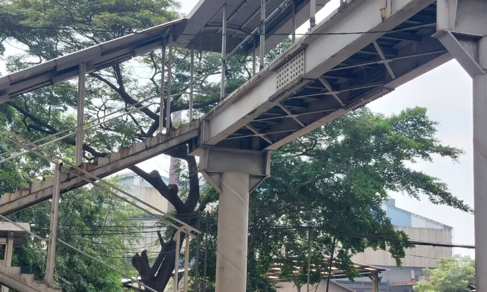 Sejumlah halte dan jpo tak berfungsi di jalan raya bekasi cakung diberi garis polisi