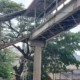 Sejumlah halte dan jpo tak berfungsi di jalan raya bekasi cakung diberi garis polisi