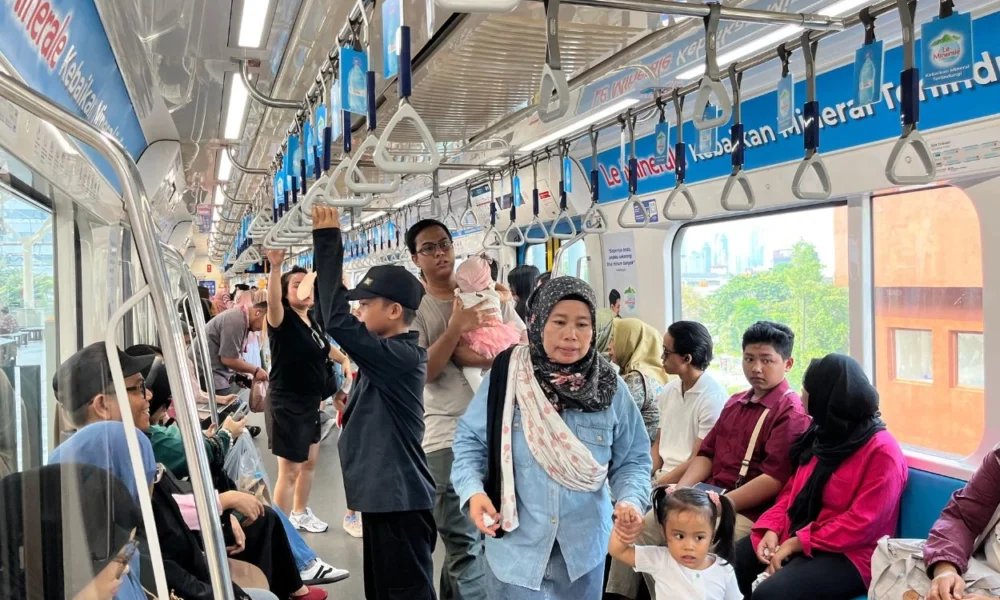 Stasiun mrt blok m dipadati pengunjung selama libur lebaran, pengguna baru keluhkan sulitnya gunakan aplikasi