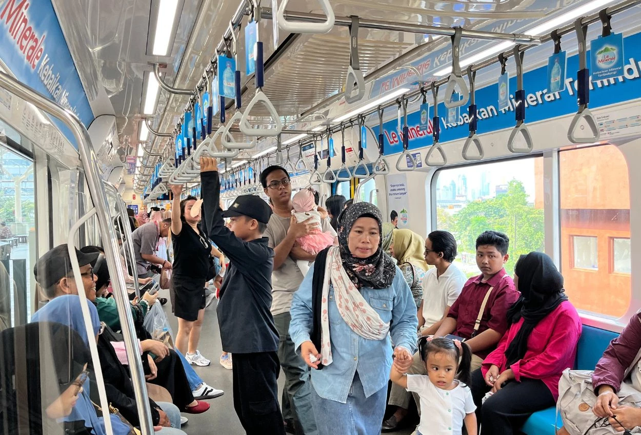 Stasiun mrt blok m dipadati pengunjung selama libur lebaran, pengguna baru keluhkan sulitnya gunakan aplikasi
