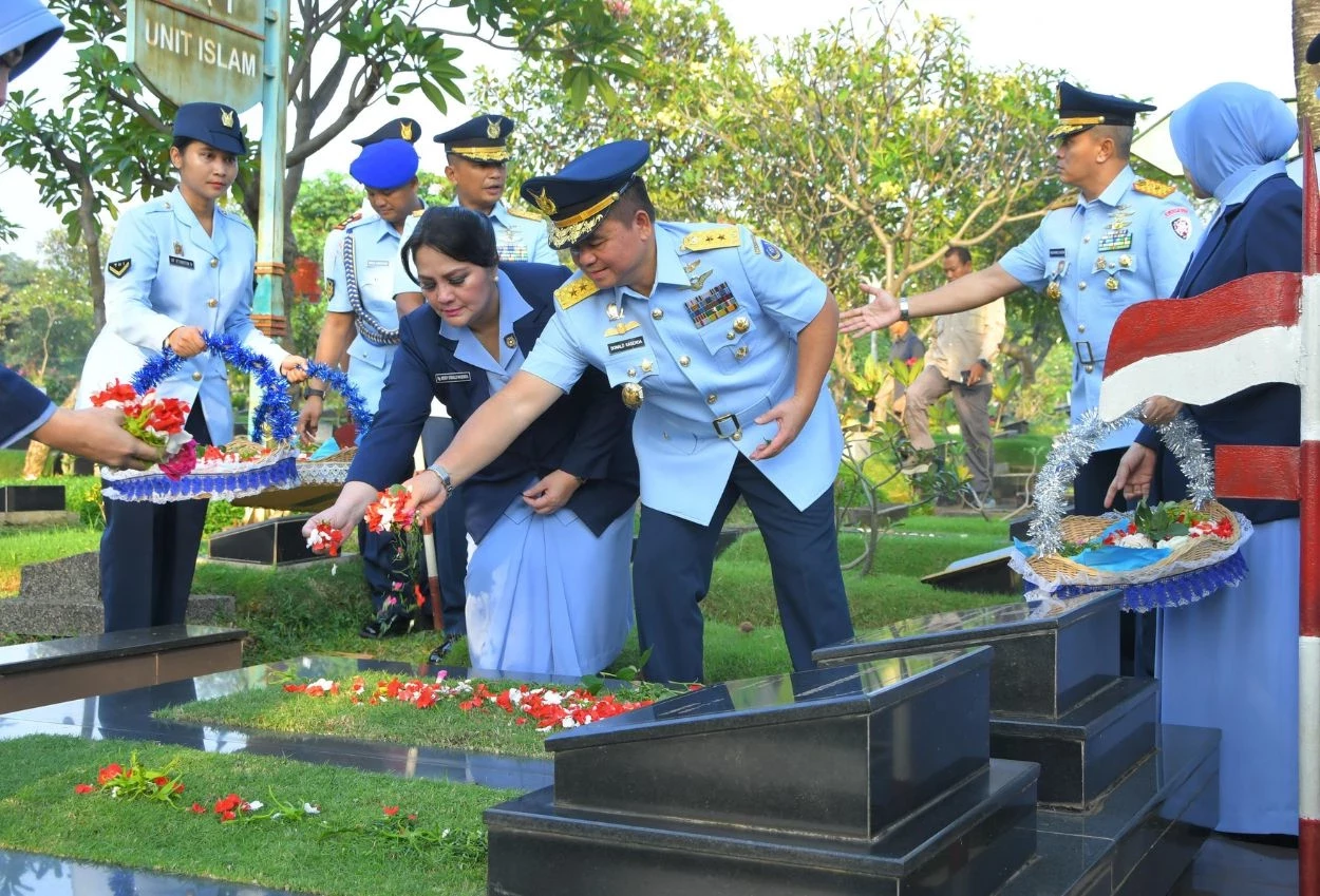 Tni au peringati hut ke 79 dengan ziarah nasional di tmp kalibata