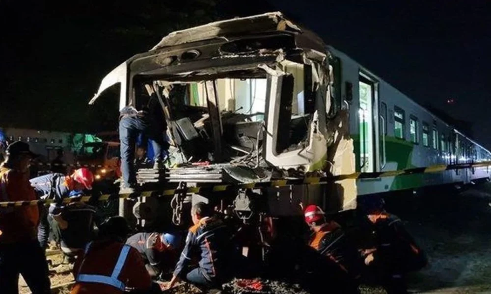 Tabrakan kereta commuter line dengan truk di gresik, 1 korban tewas, 130 penumpang selamat