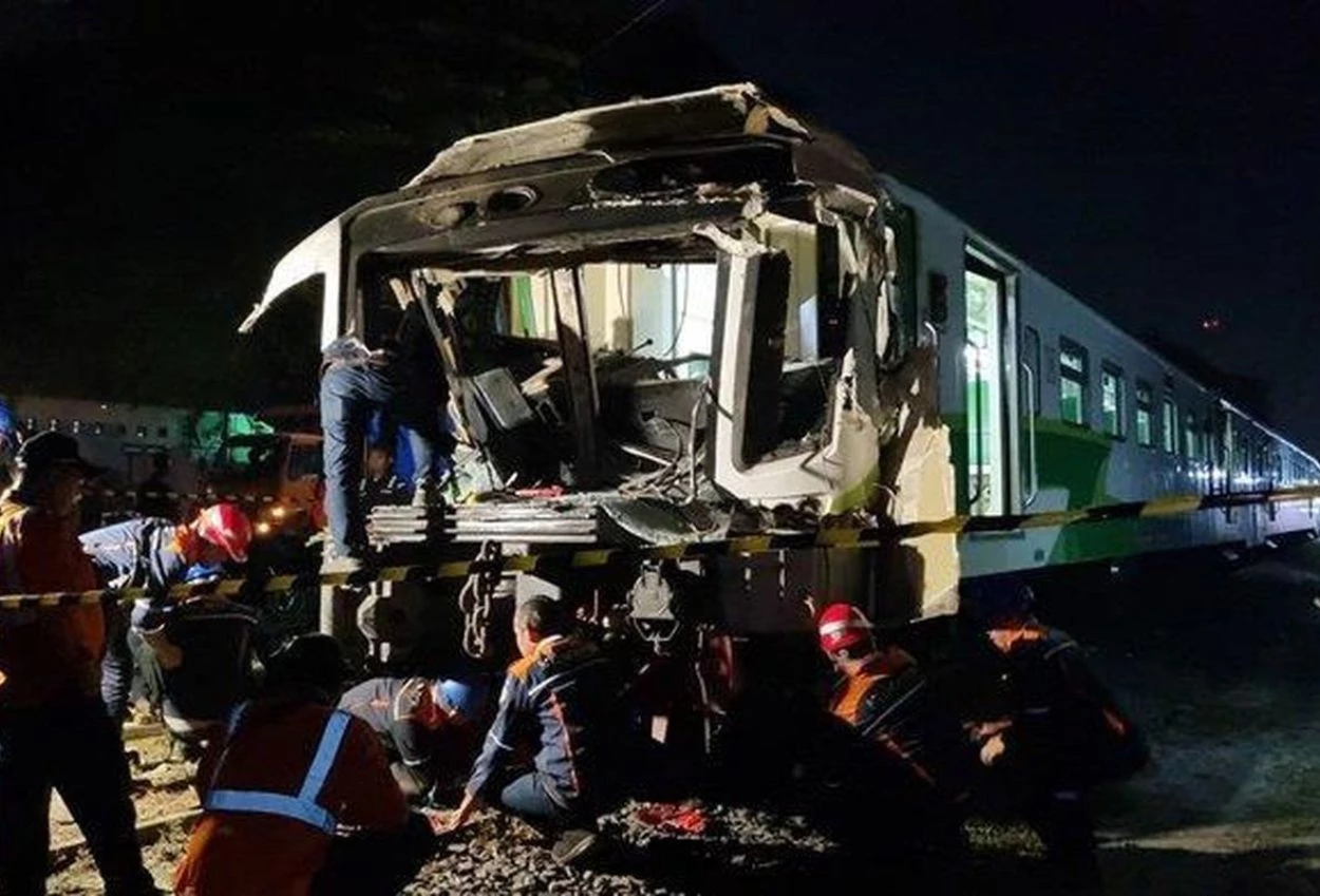 Tabrakan kereta commuter line dengan truk di gresik, 1 korban tewas, 130 penumpang selamat