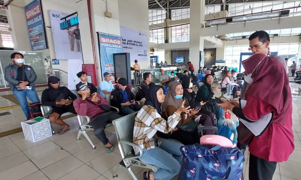 Terminal pulogebang catat 4.533 penumpang arus balik lebaran per 7 april 2025