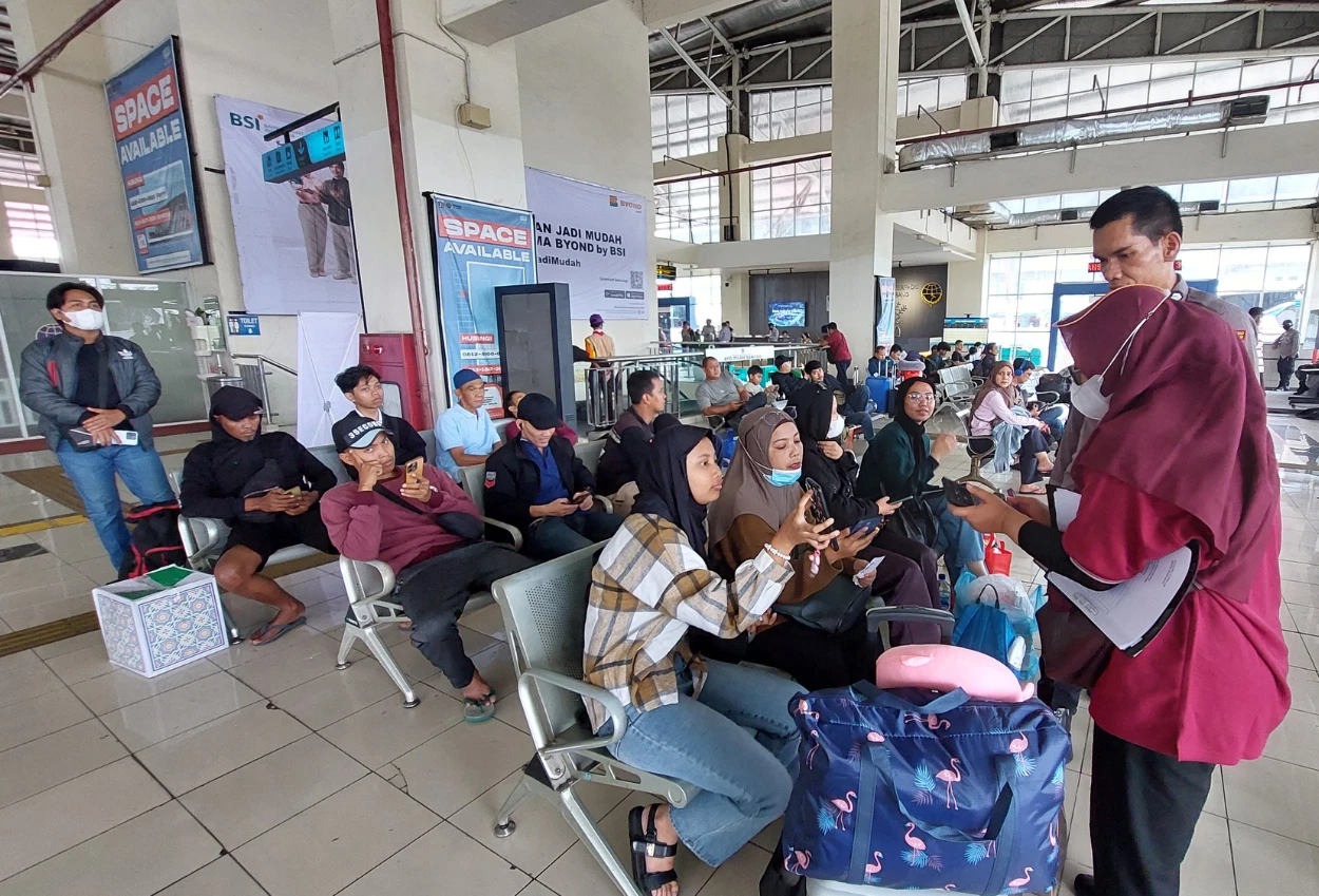 Terminal pulogebang catat 4.533 penumpang arus balik lebaran per 7 april 2025
