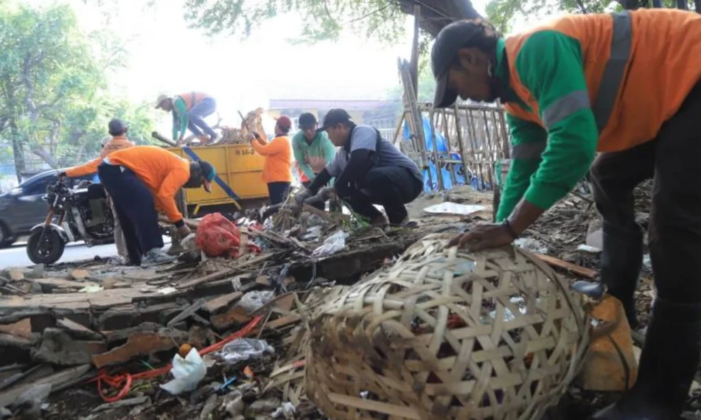 Tindak tegas tps liar, dlh kota tangerang bersihkan jalan protokol