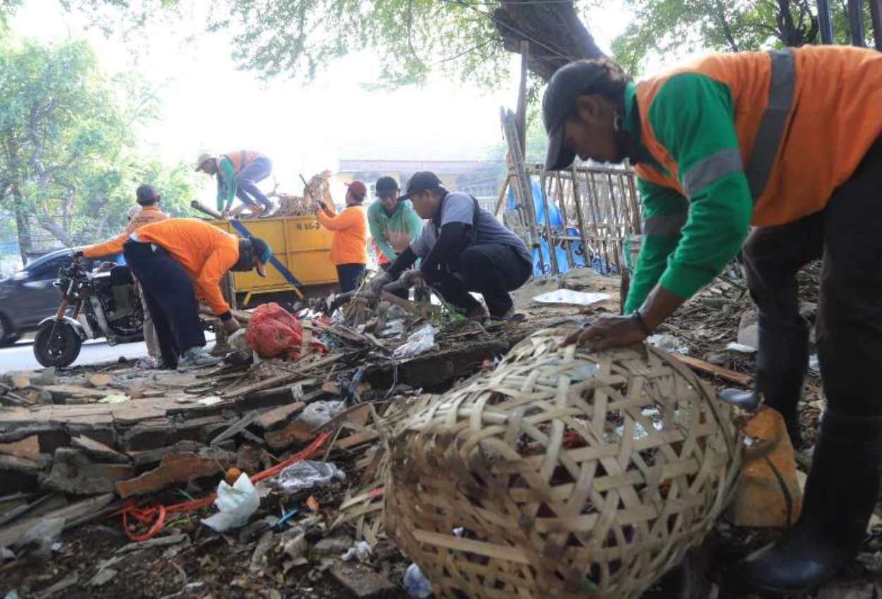 Tindak tegas tps liar, dlh kota tangerang bersihkan jalan protokol