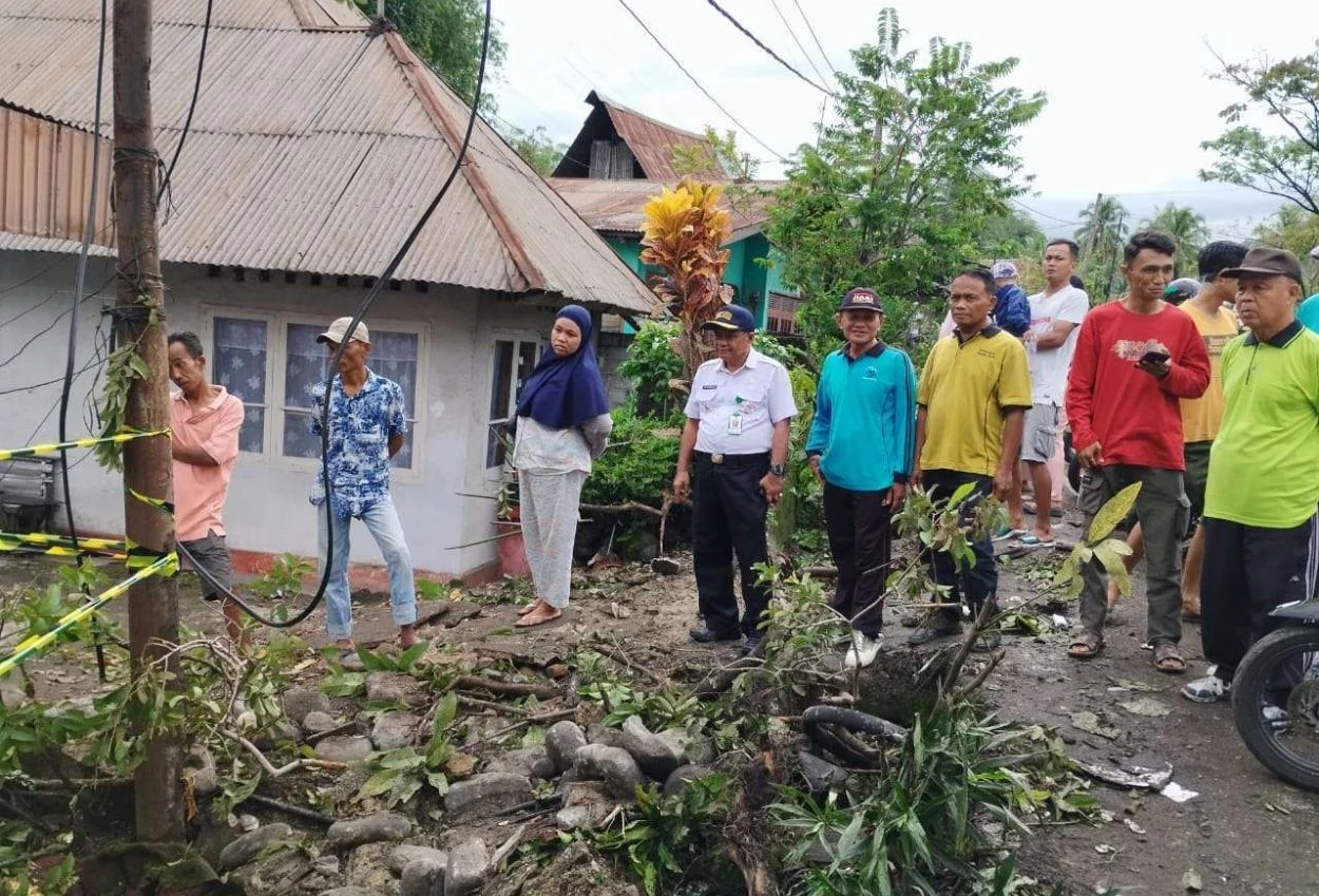 Truk sawit tabrak rumah di padang, dua balita tewas saat tidur