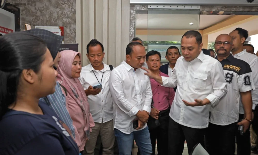 Wali kota surabaya bertemu dengan 31 karyawan korban dugaan penahanan ijazah
