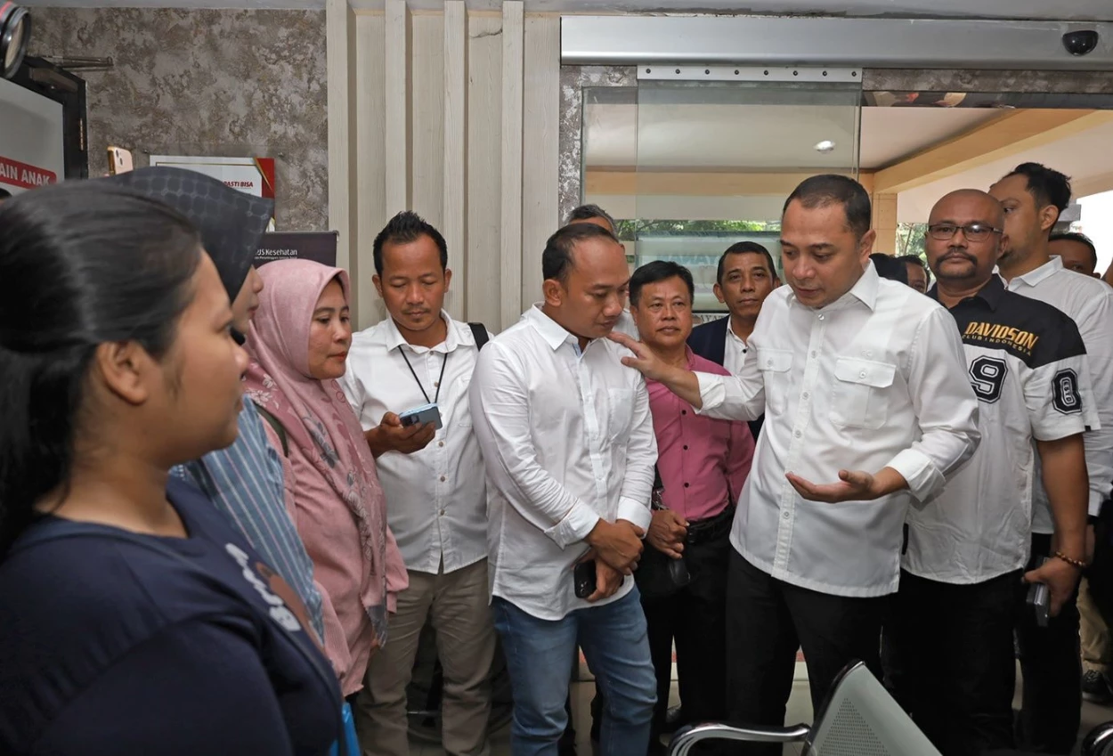 Wali kota surabaya bertemu dengan 31 karyawan korban dugaan penahanan ijazah
