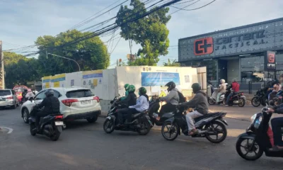 Warga keluhkan proyek galian pam jaya di lubang buaya macet, jalan licin, hingga banyak pengendara jatuh