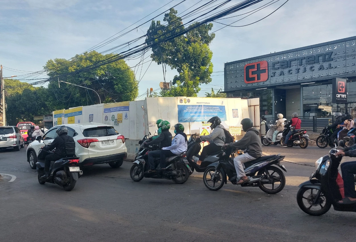 Warga keluhkan proyek galian pam jaya di lubang buaya macet, jalan licin, hingga banyak pengendara jatuh