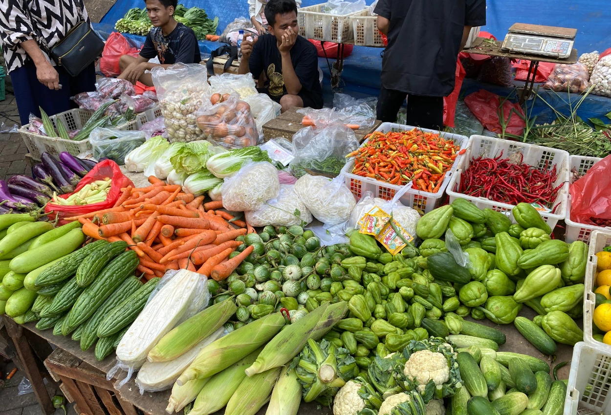 Warga lega harga bahan pokok di pasar pondok labu stabil jelang idul adha