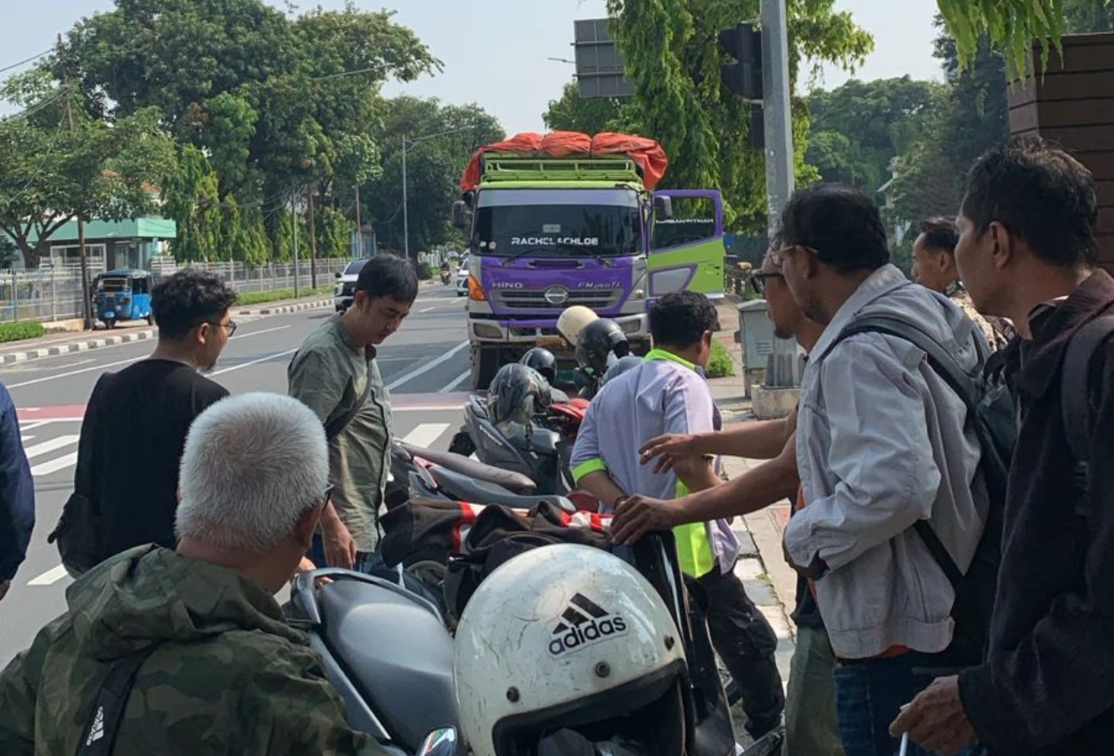 Akibat rem blong, truk tabrak motor jurnalis kompas tv di jakarta pusat