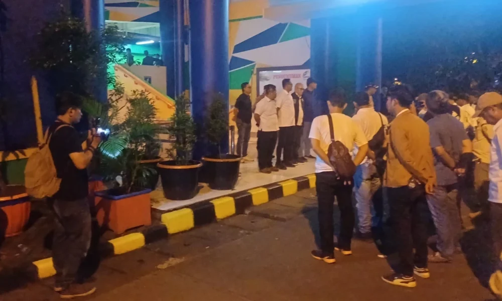 Aparat bongkar pos ormas di pasar kramat jati usai adanya laporan intimidasi