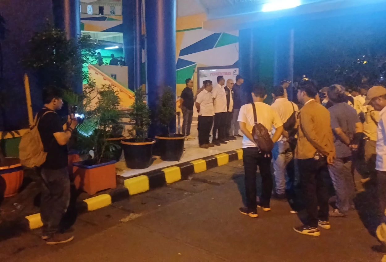 Aparat bongkar pos ormas di pasar kramat jati usai adanya laporan intimidasi