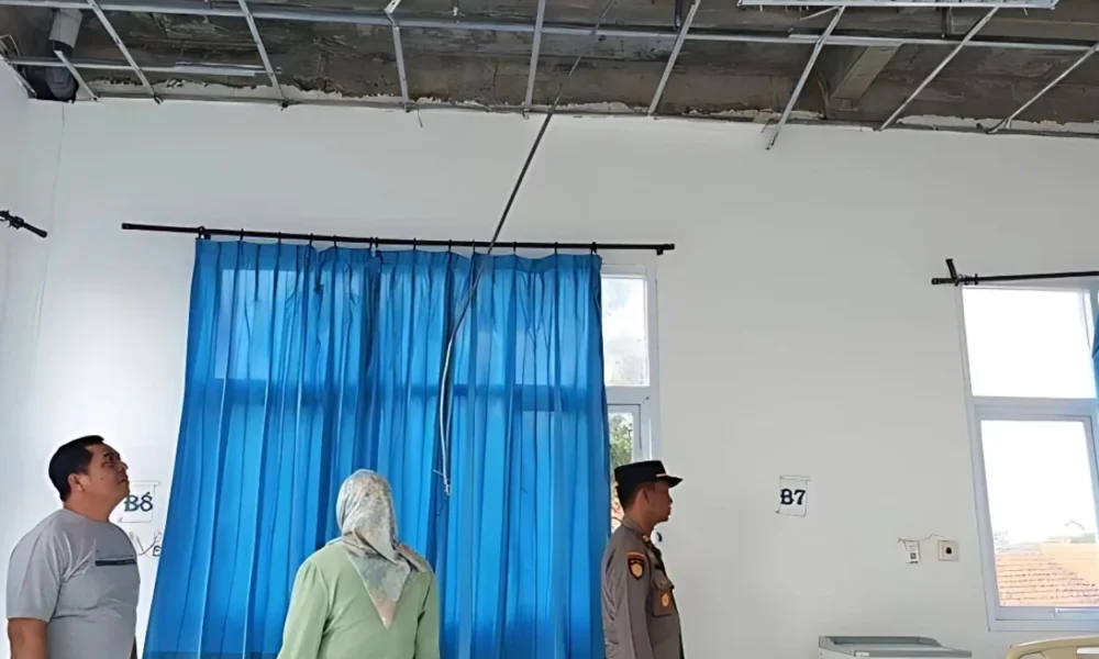 Baru setahun dibangun, atap plafon puskesmas perak jombang ambruk