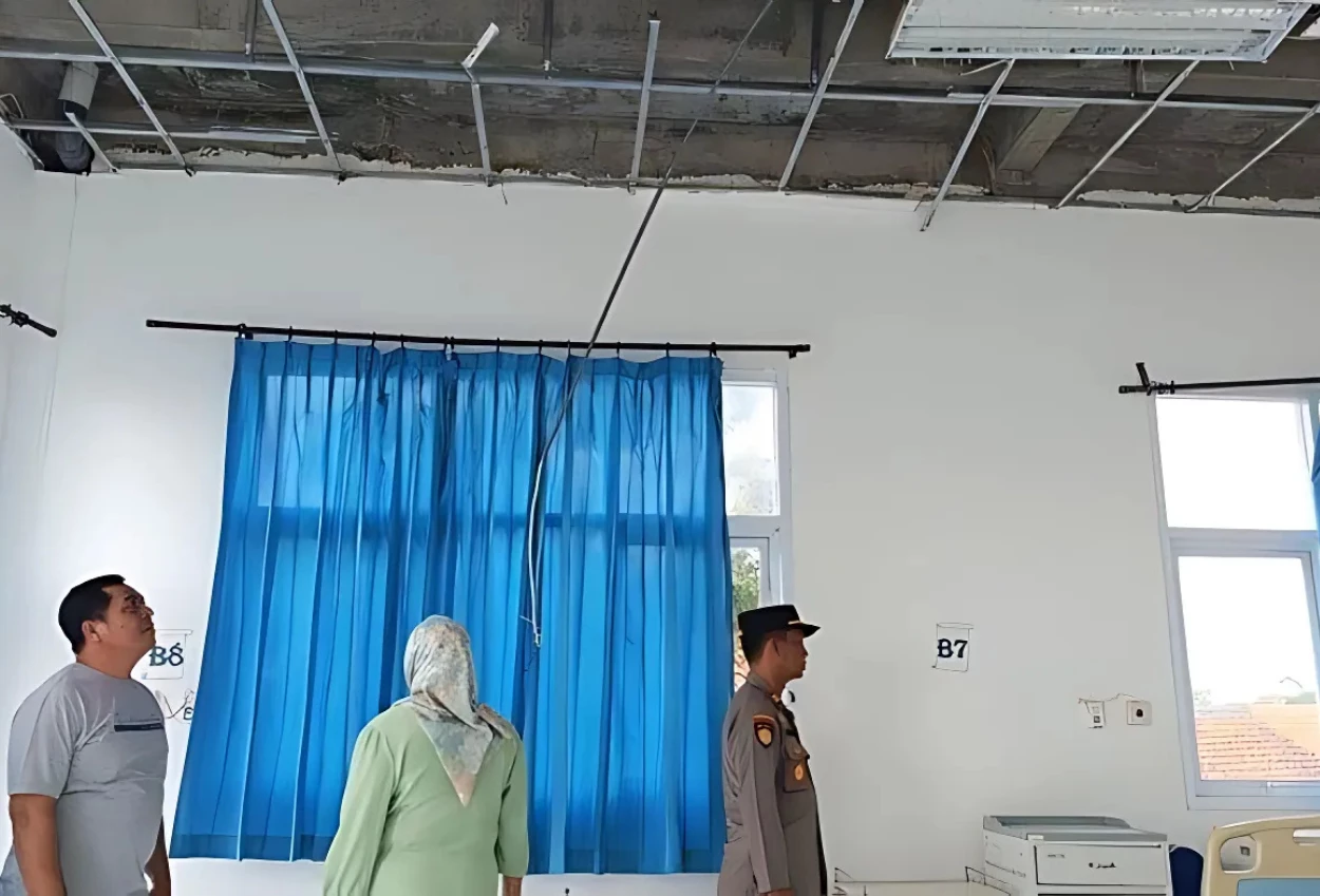 Baru setahun dibangun, atap plafon puskesmas perak jombang ambruk