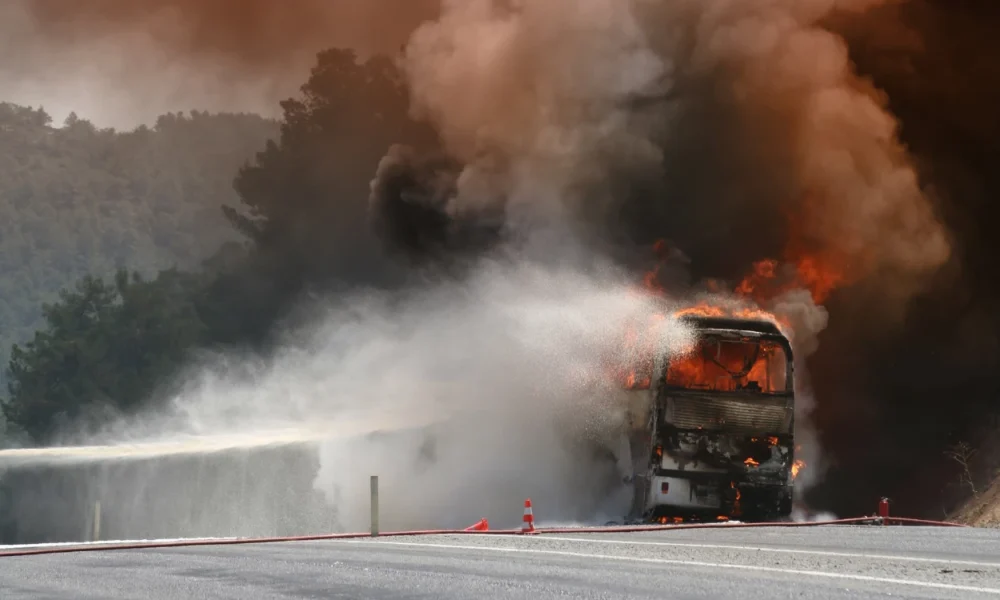 Bus pariwisata terbakar di tol cikampek, 50 penumpang selamat