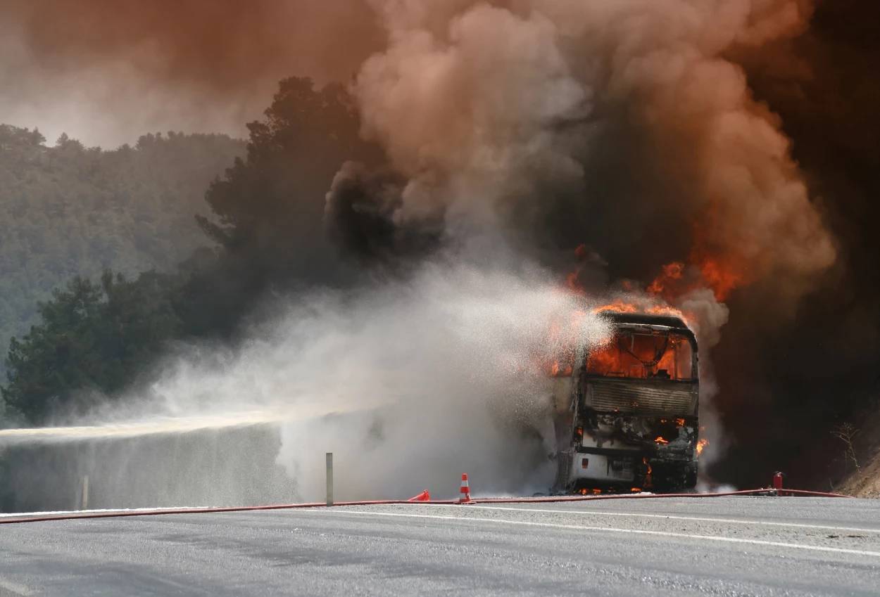 Bus pariwisata terbakar di tol cikampek, 50 penumpang selamat