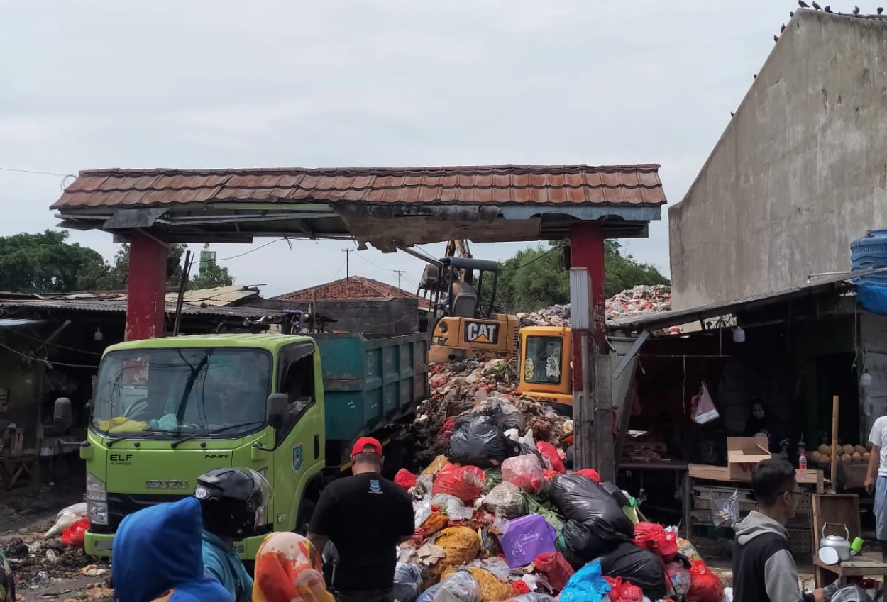Dlh tangsel adakan operasi bersih rutin di pasar cantik ciputat
