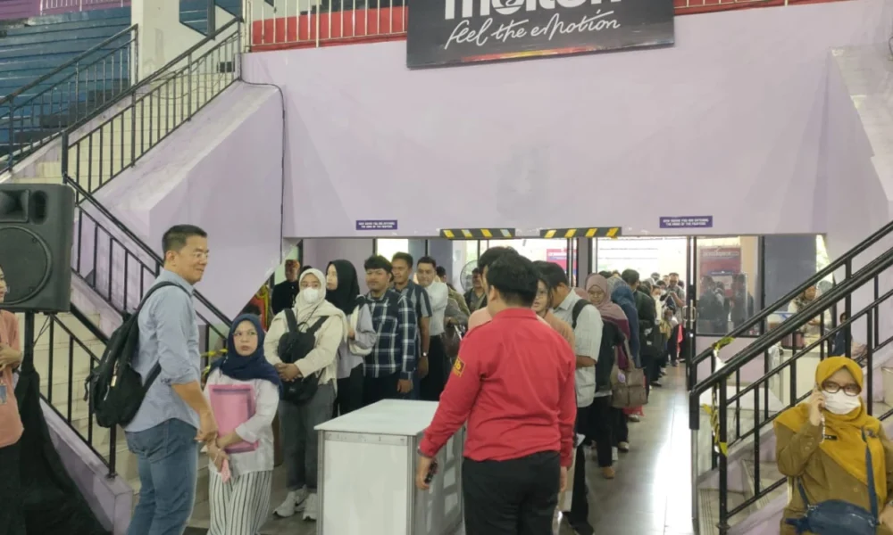 Gor ciracas dipadati ratusan pencari kerja di jakarta job fair 2025