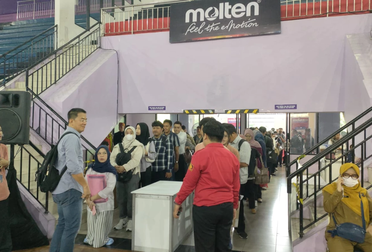 Gor ciracas dipadati ratusan pencari kerja di jakarta job fair 2025