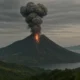Gunung lewotobi laki laki erupsi lagi, semburkan abu vulkanik hingga 2 kilometer
