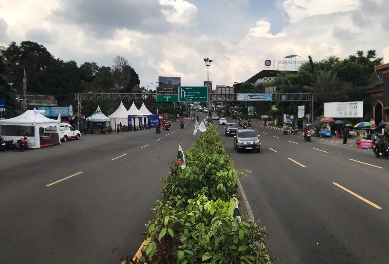 Hari kedua libur panjang kenaikan isa almasih, jalur puncak lengang