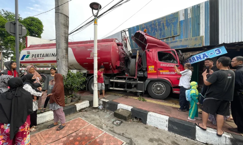 Hindari motor yang rem mendadak, truk bermuatan bbm tabrak 3 bangunan di cakung