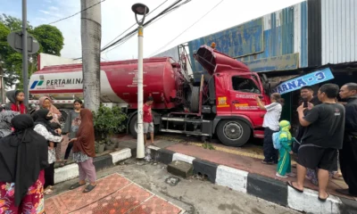 Hindari motor yang rem mendadak, truk bermuatan bbm tabrak 3 bangunan di cakung