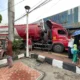 Hindari motor yang rem mendadak, truk bermuatan bbm tabrak 3 bangunan di cakung