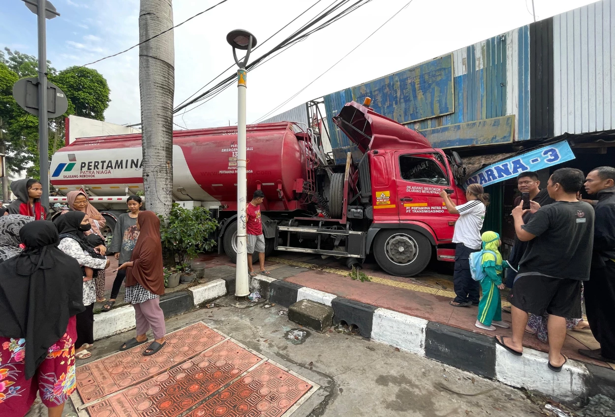 Hindari motor yang rem mendadak, truk bermuatan bbm tabrak 3 bangunan di cakung
