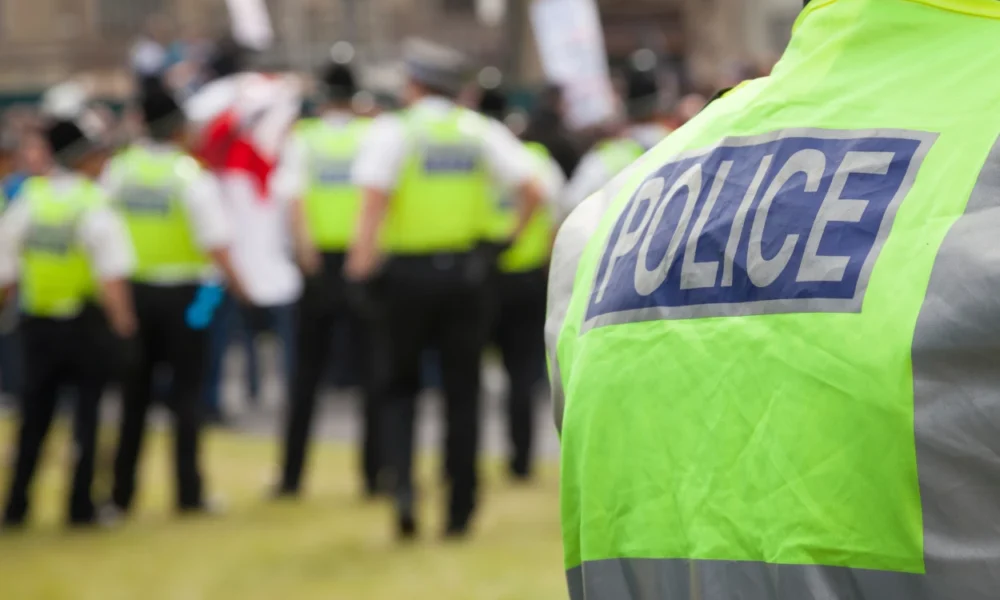 Icw ungkap polri habiskan rp3,8 triliun untuk atasi demonstran