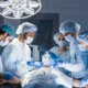 Ilustrasi dokter melakukan operasi