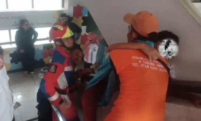 Kaki terjepit di sela tangga, siswa sd di utan kayu dievakuasi damkar
