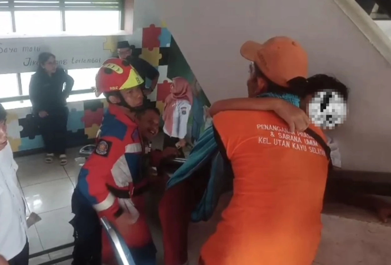Kaki terjepit di sela tangga, siswa sd di utan kayu dievakuasi damkar