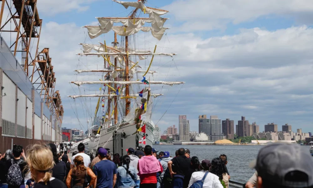 Kapal layar angkatan laut meksiko tabrak jembatan brooklyn, dua orang tewas